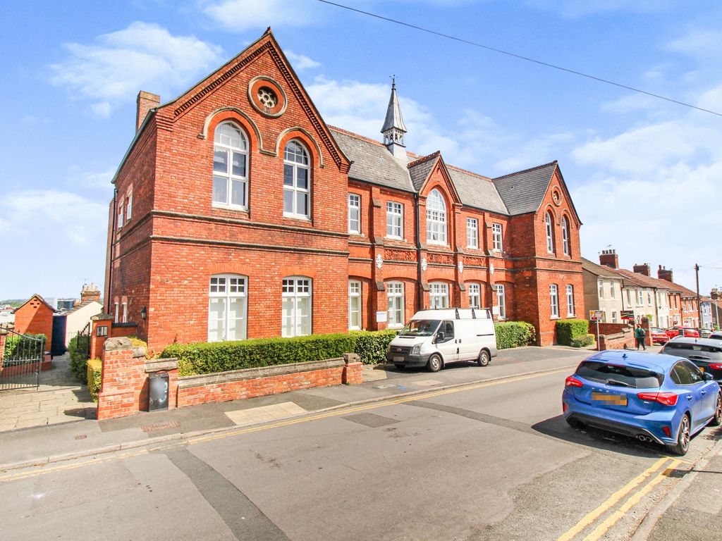 2 bed flat to rent in Dixon Street, Old Town, Swindon SN1, £950 pcm