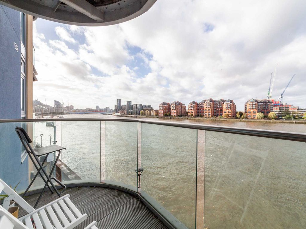 2 bed flat to rent in Vicentia Court, Bridges Court Road SW11, £2,500