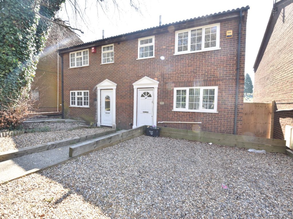 3 bed semidetached house to rent in Crawley Green Road, Luton