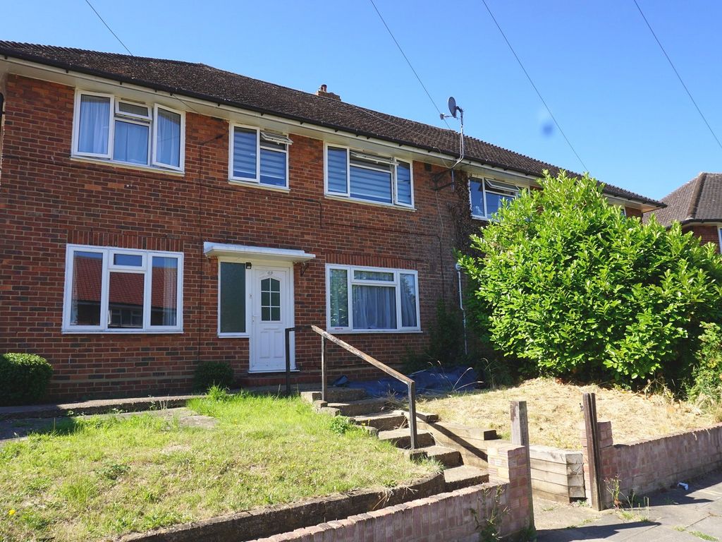 2 bed for sale in Reynolds Avenue, Chessington, Surrey. KT9