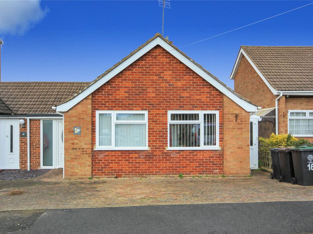 2 bed semidetached bungalow for sale in Barker Close, Rushden NN10, £