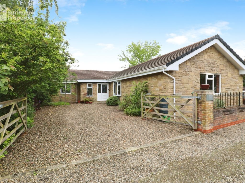 4 bed detached bungalow for sale in 30, Thorpe Lane, Cawood, Selby