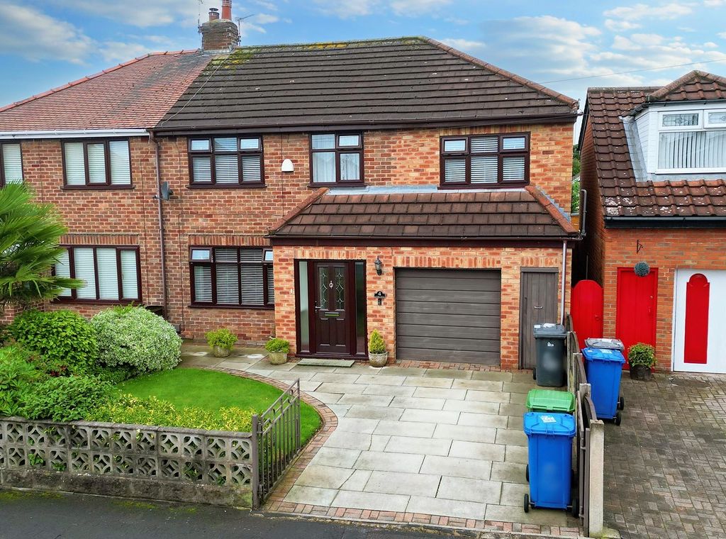 4 bed semidetached house for sale in Kenyon Avenue, Penketh