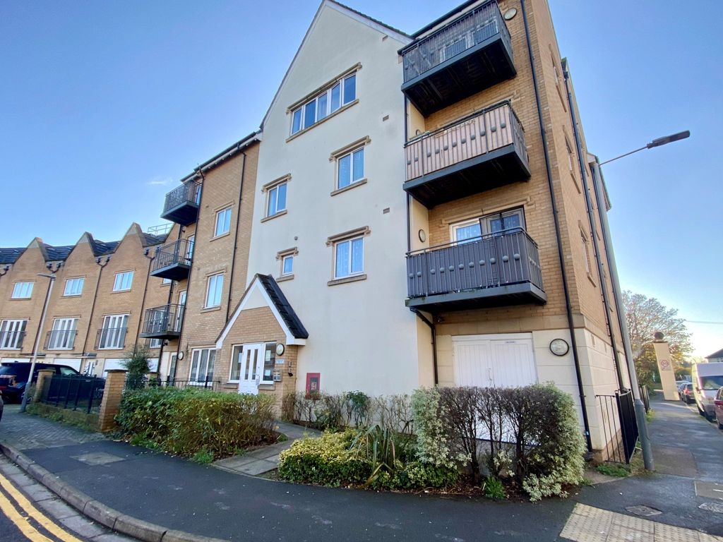 1 bed flat to rent in Varcoe Gardens, Hayes UB3, £1,350 pcm Zoopla