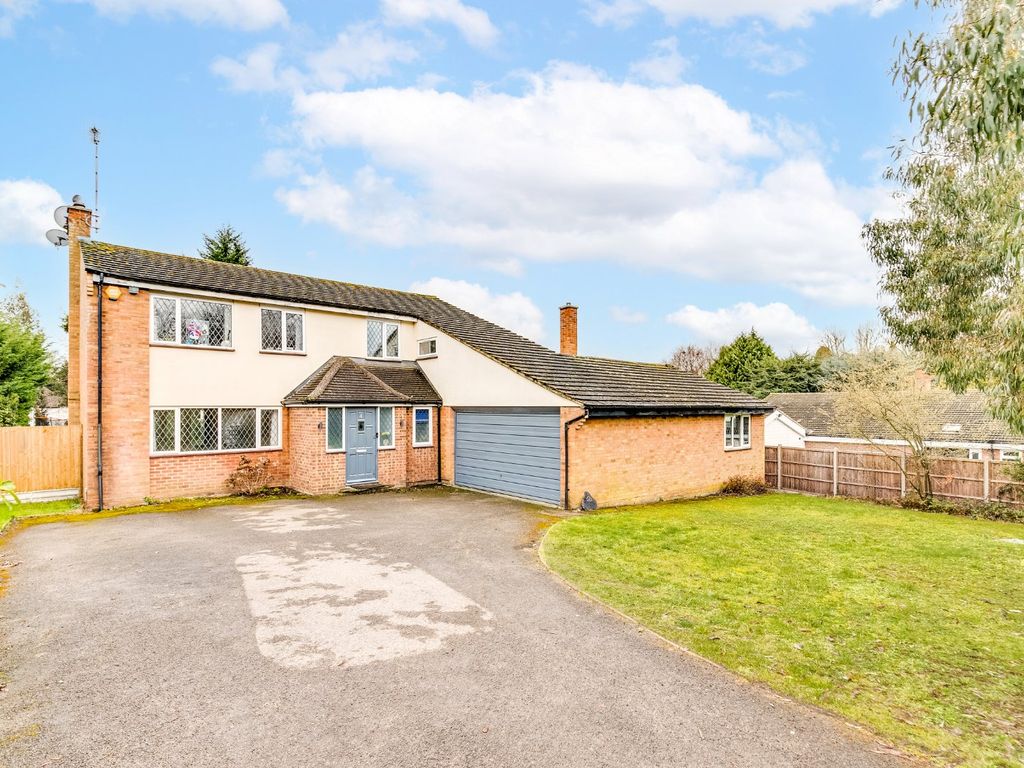 5 bed detached house for sale in Roundwood Close, Oaklands, Welwyn