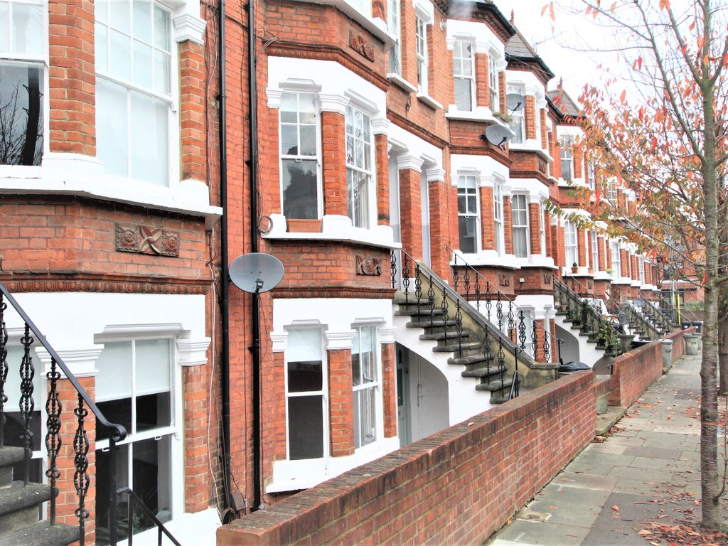 1 bed flat to rent in Curwen Road, (Pk393), Shepherds Bush W12, £1,700