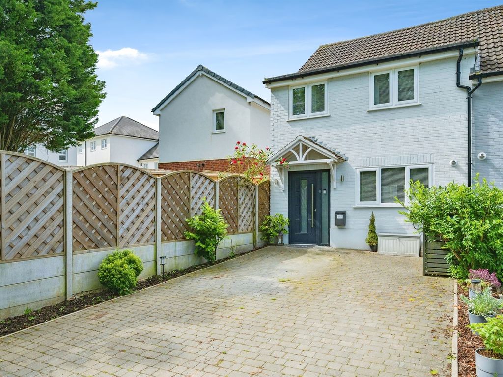 3 bed end terrace house for sale in Leverstock Green Road, Hemel