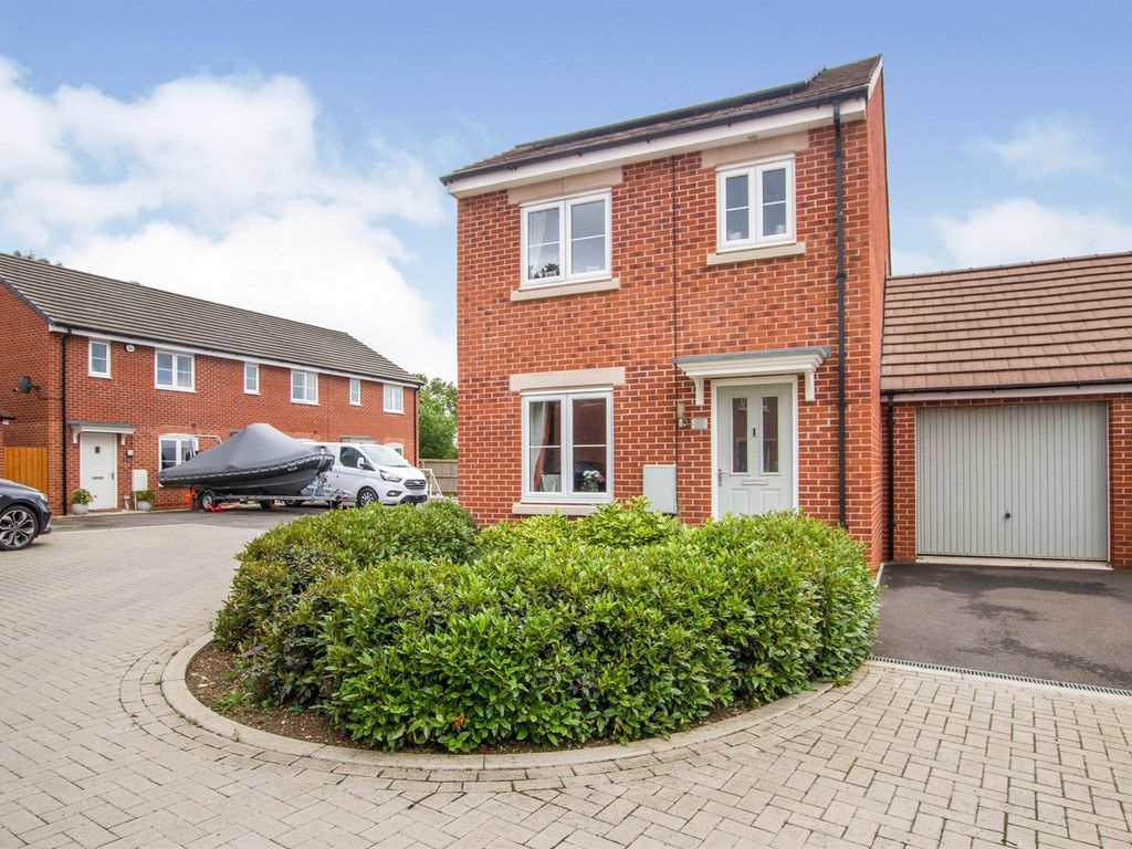 3 bed linkdetached house for sale in Ray Close, Purton, Swindon SN5