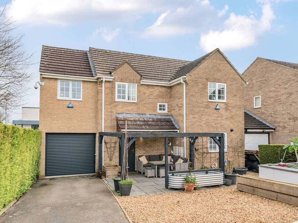 4 bed detached house for sale in Hollybush Road, Carterton, Oxfordshire