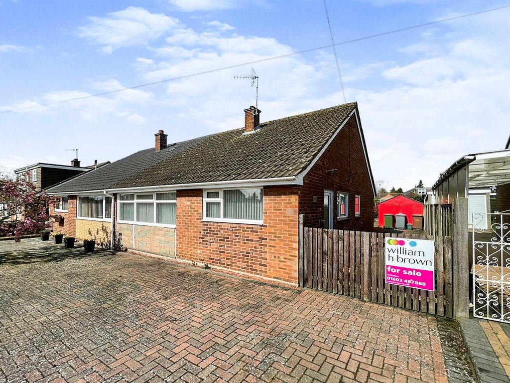 2 bed semidetached bungalow for sale in Woodland Road, Hellesdon