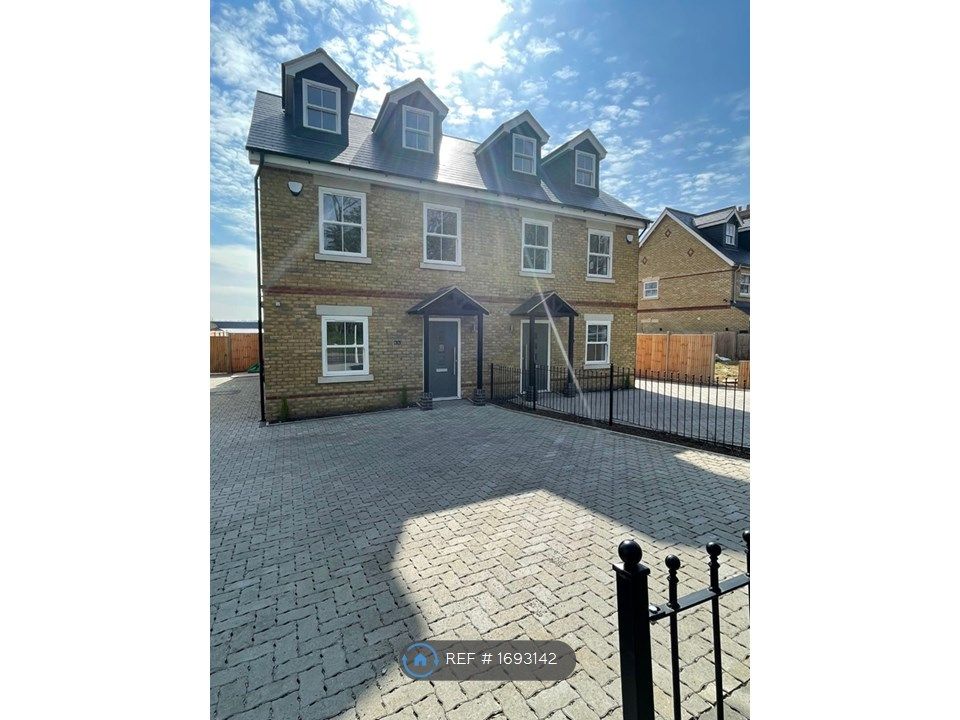 4 bed semidetached house to rent in Hitchin Road, Stotfold, Hitchin