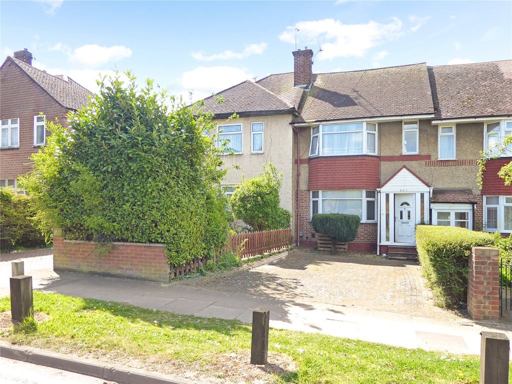 3 bed terraced house for sale in Poynters Road, Dunstable, Bedfordshire