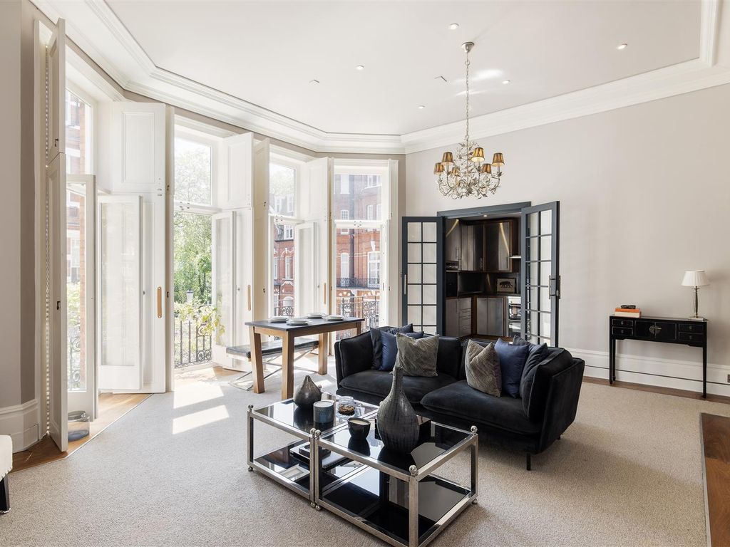 1 bed flat for sale in Egerton Gardens, Knightsbridge SW3, £1,850,000