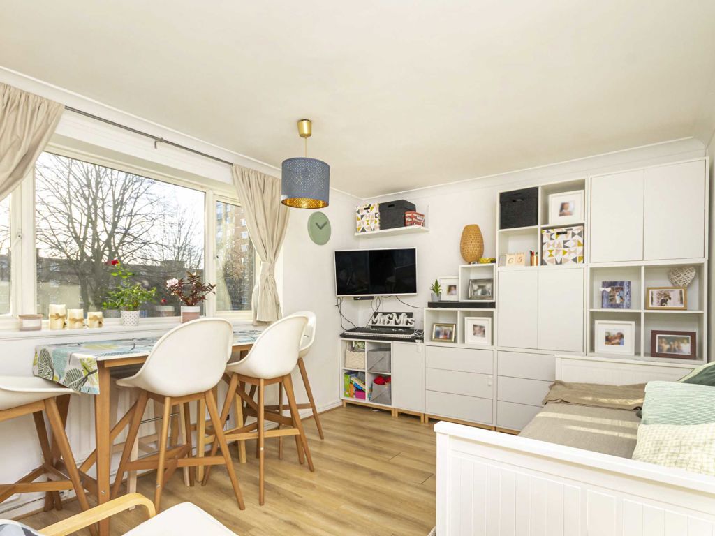 2 bed flat to rent in Dagnall Street, London SW11, £1,699 pcm - Zoopla