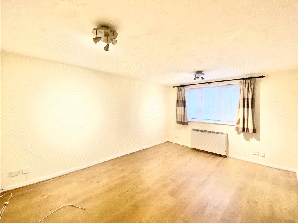 2 bed flat to rent in Varsity Drive, Twickenham TW1, £1,600 pcm Zoopla