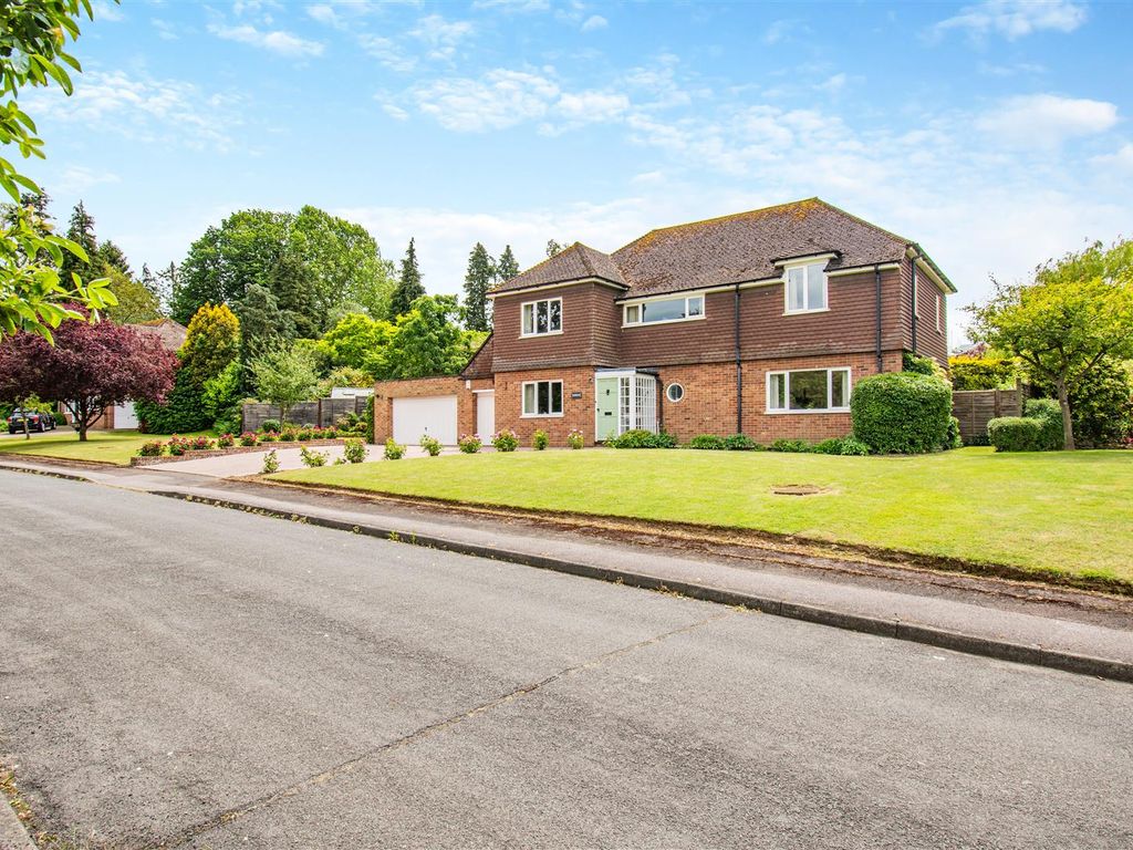 4 bed detached house for sale in Priory Close, East Farleigh, Maidstone ME15, £895,000 Zoopla