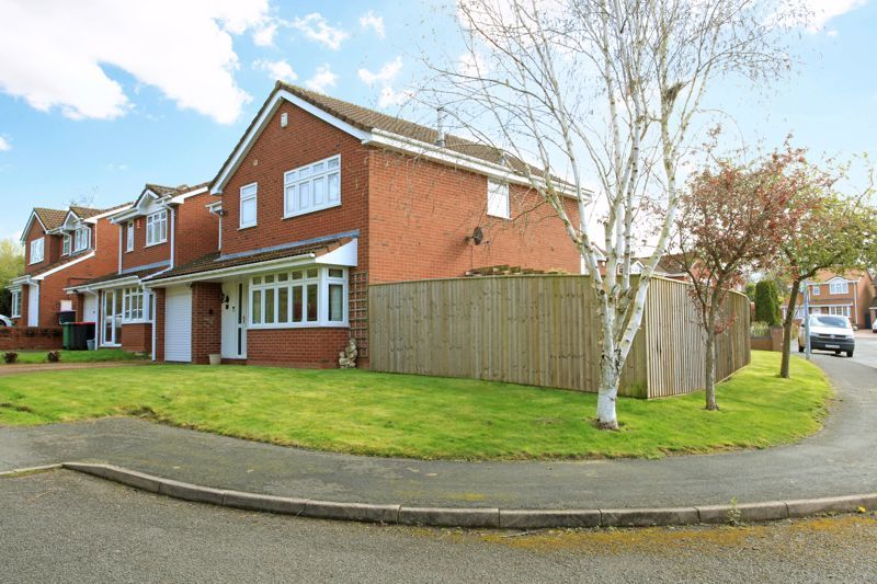 4 bed detached house for sale in Cotswold Drive, Telford TF3, £350,000