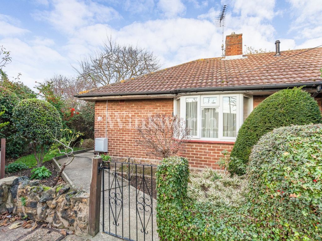1 bed bungalow for sale in Myrtle Road, London N13, £350,000 Zoopla