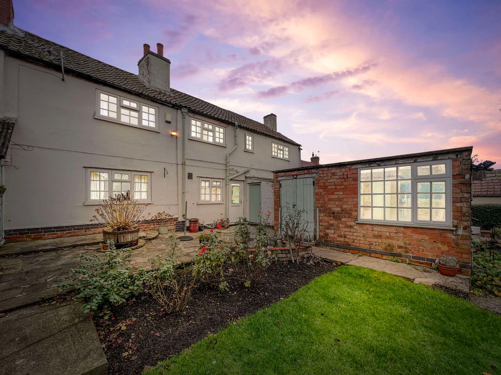 4 bed semidetached house for sale in Barnards Place, West End, Long