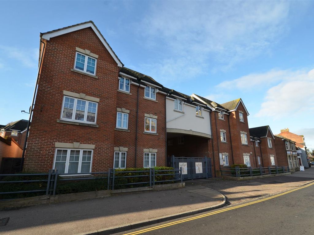 2 bed flat for sale in Buckingham Street, Aylesbury HP20, £230,000 Zoopla