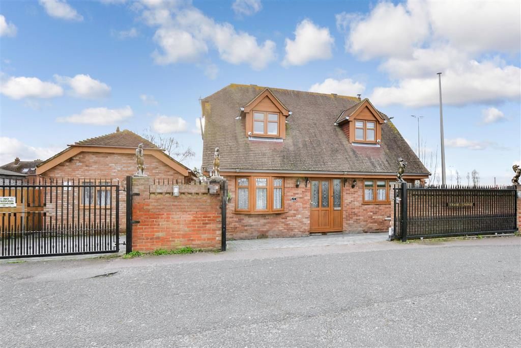 4 bed chalet for sale in Queenborough Road, Halfway, Sheerness, Kent