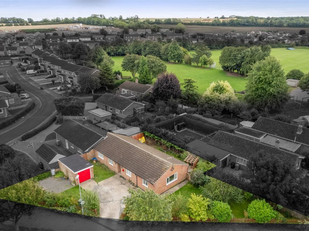 3 bed semidetached bungalow for sale in Mercia Drive, Ancaster