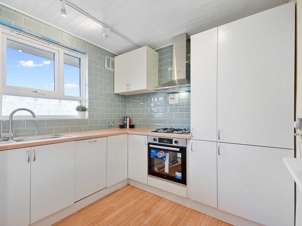 1 bed flat to rent in Harlings Court, Burns Road, Battersea SW11 Zoopla