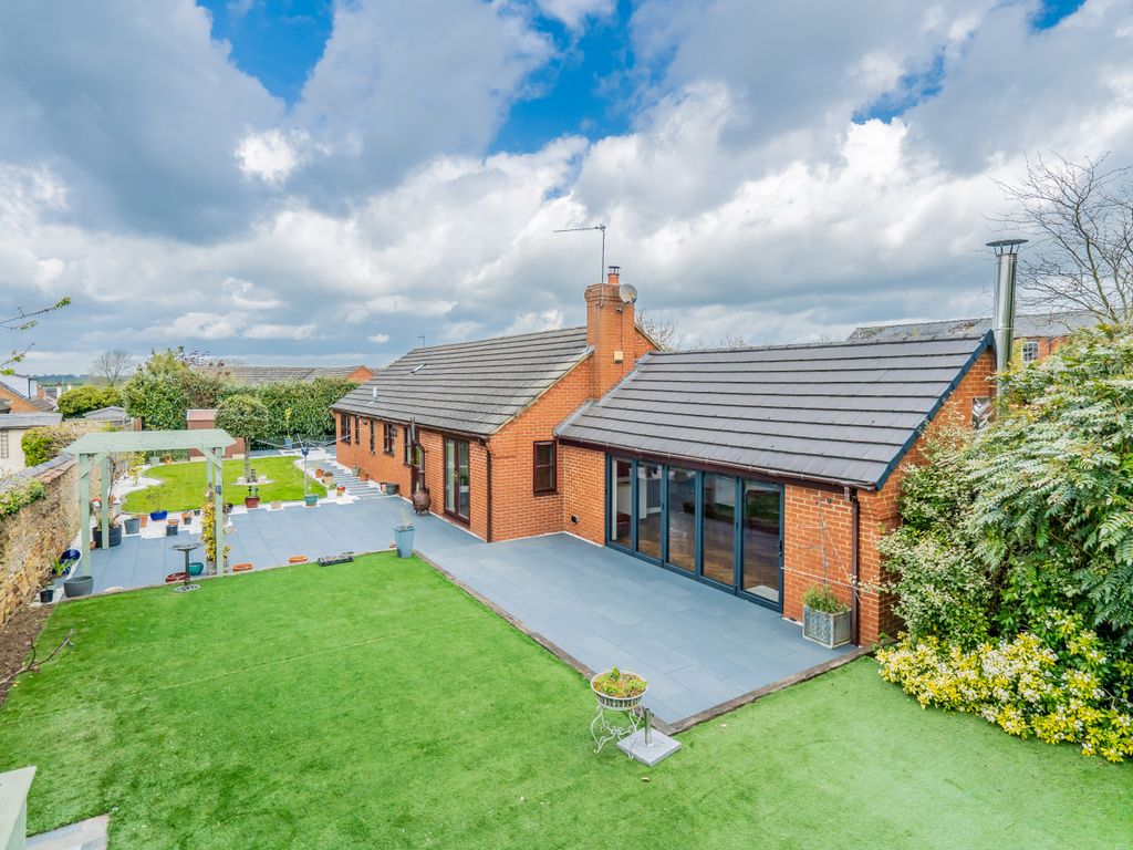 3 bed bungalow to rent in The Applegarth, Long Buckby, Northamptonshire