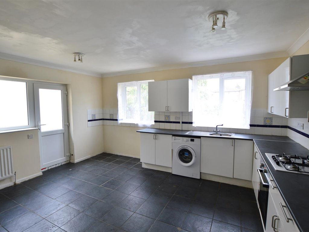 3 bed detached house for sale in St. Pauls Avenue, Slough SL2, £650,000