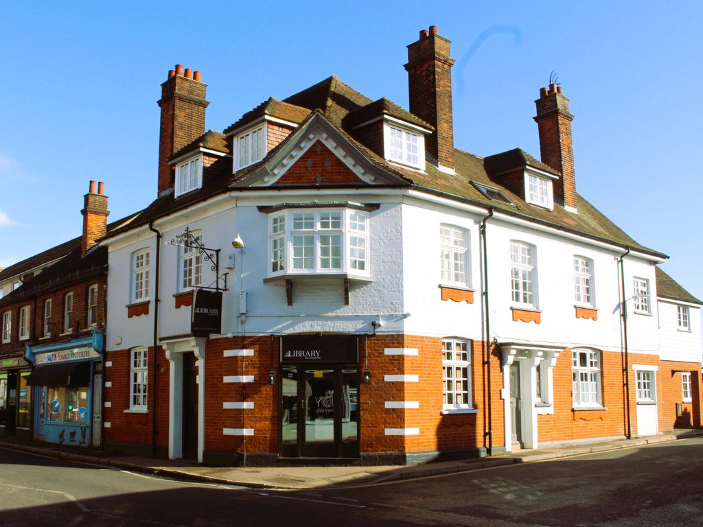3 bed flat to rent in High Street, Central Ingatestone, Ingatestone