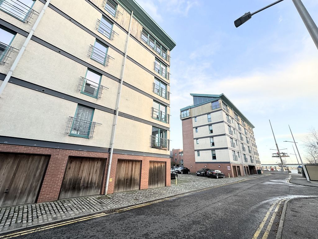 3 bed flat to rent in Panmure Court, Dundee DD1, £1,500 pcm Zoopla