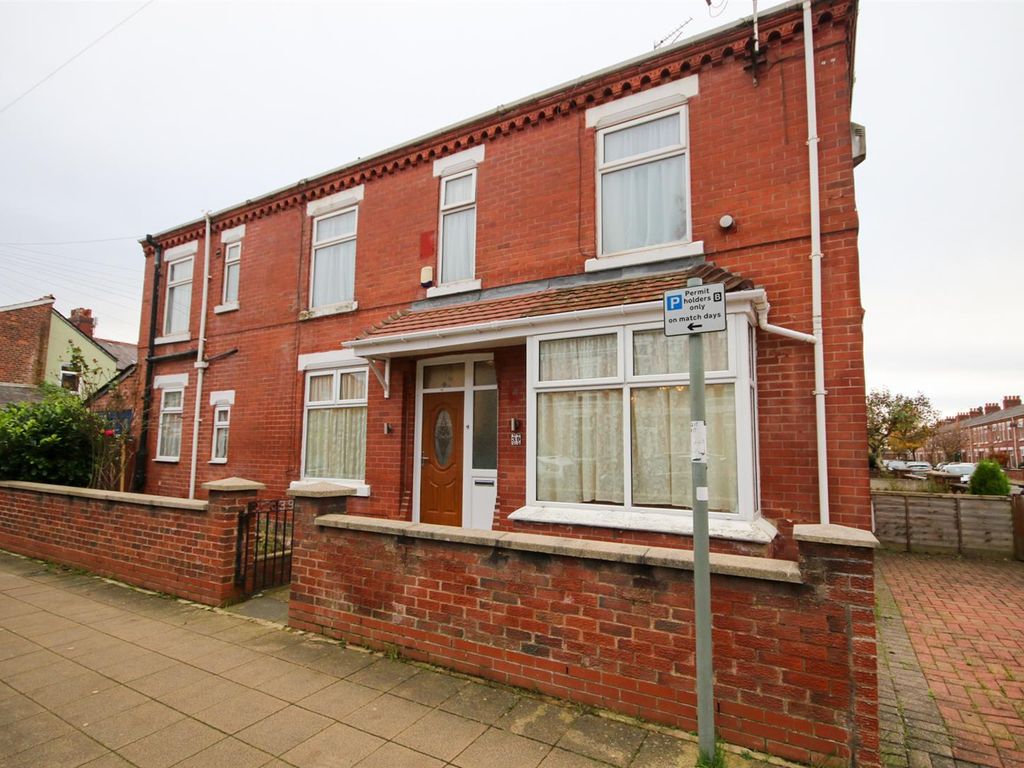 3 bed end terrace house to rent in Taylors Road, Stretford, Manchester