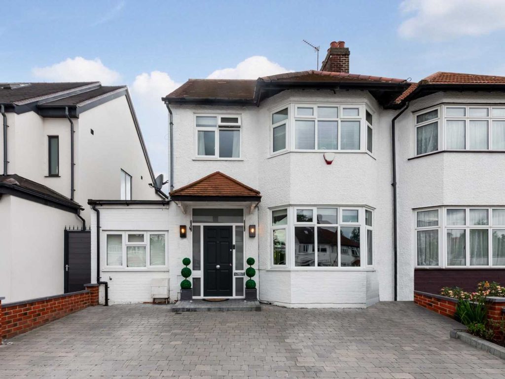 4 bed semidetached house to rent in Chatsworth Avenue, Hendon NW4, £