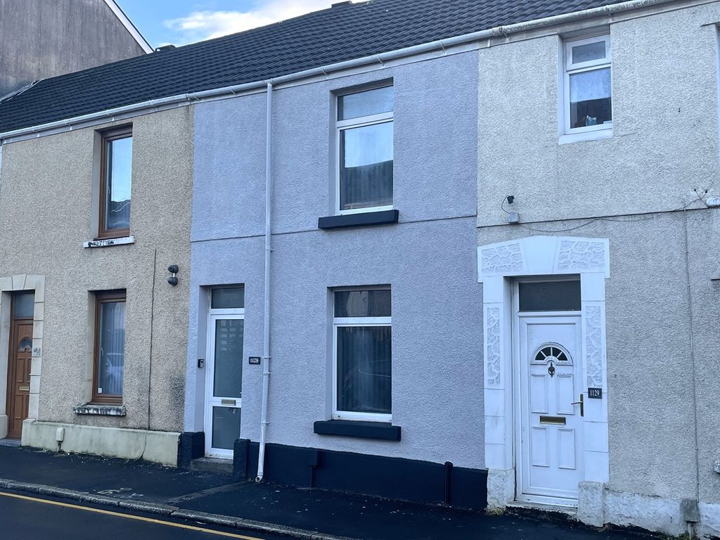 3 bed terraced house to rent in Neath Road, Plasmarl, Swansea SA6, £900