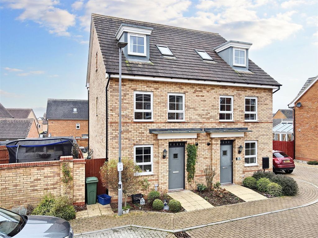 4 bed semidetached house for sale in Aurelia Close, Fairfields, Milton