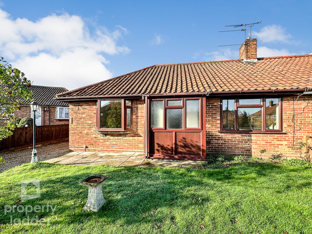 3 bed semidetached bungalow for sale in Glebe Way, Horstead, Norwich