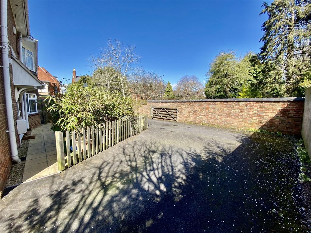 2 bed end terrace house for sale in Bath Road, Old Town, Swindon SN1 Zoopla