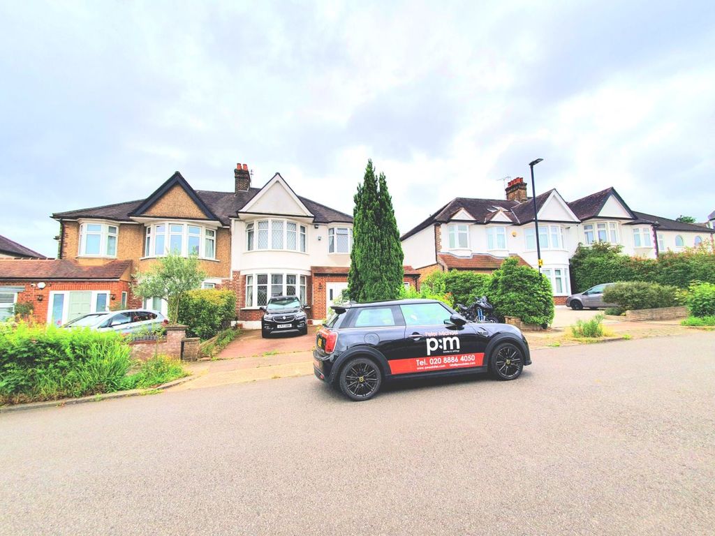 Room to rent in Cosgrove Close, London N21 Zoopla