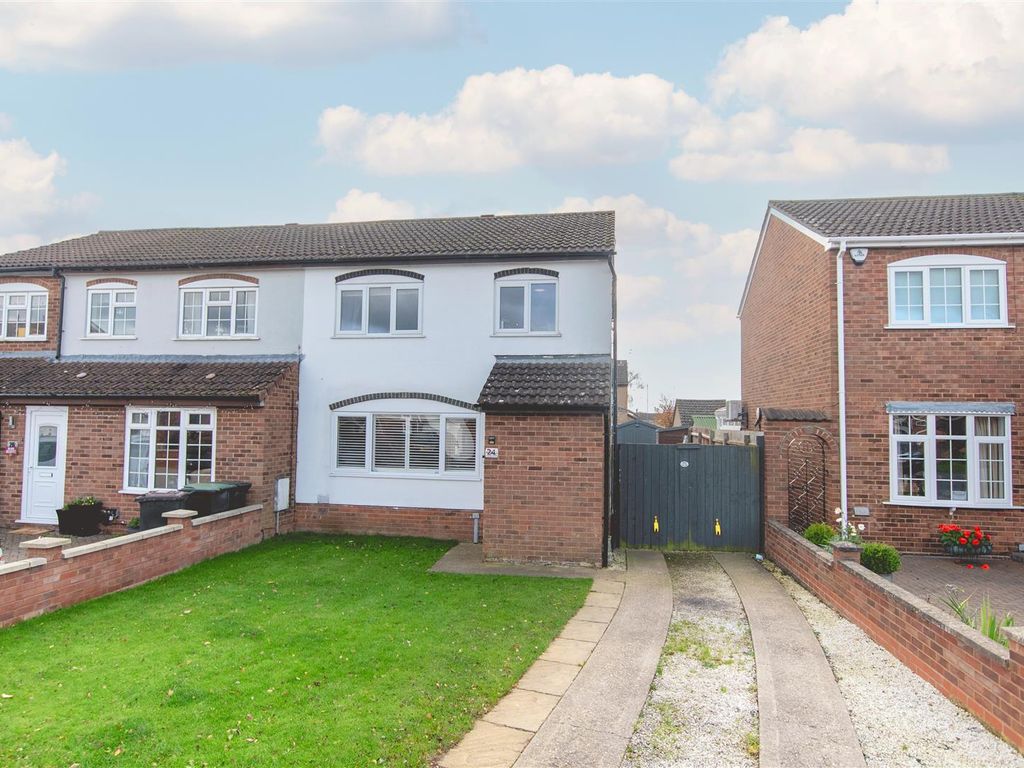 3 bed semidetached house for sale in Mallows Drive, Raunds