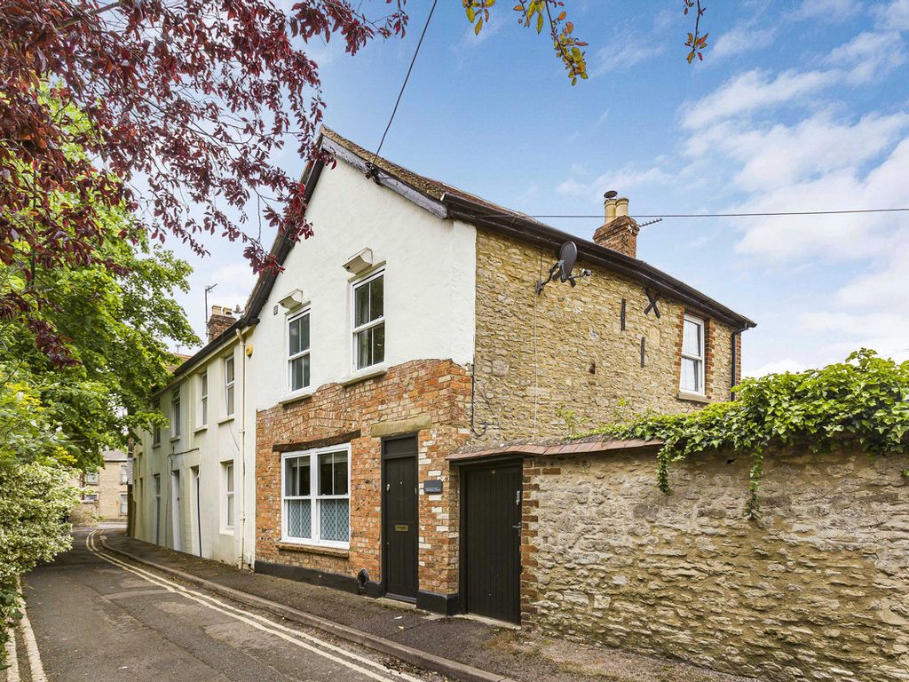 2 bed end terrace house for sale in Cemetery Road, Bicester OX26, £