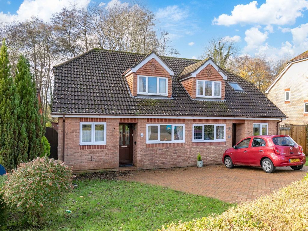 3 bed semidetached house for sale in Mindelheim Avenue, East Grinstead