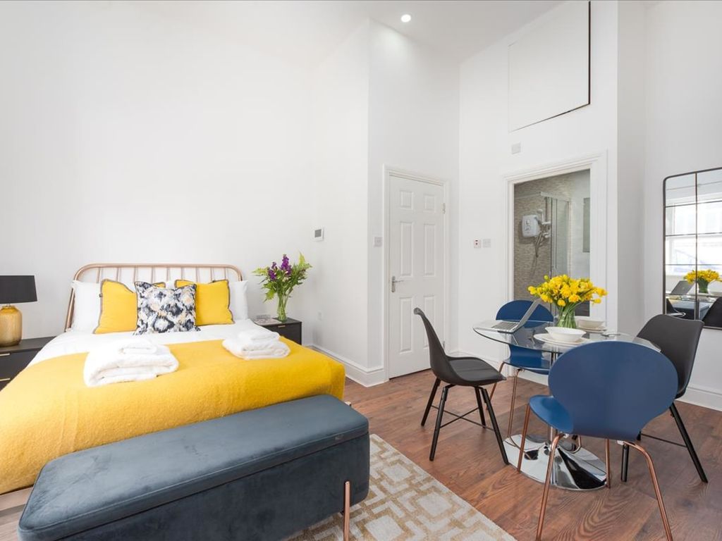 Studio to rent in Warwick Rd, London SW5, £2,860 pcm Zoopla