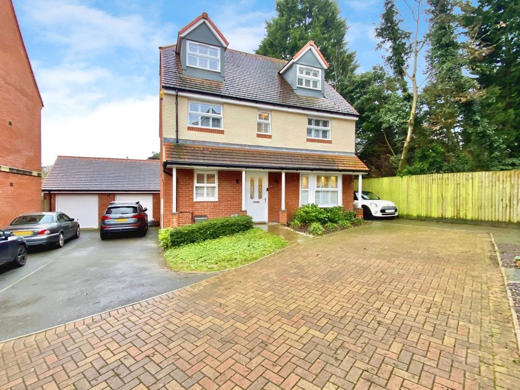 5 bed detached house for sale in Broadleaf Way, Newport NP20, £550,000