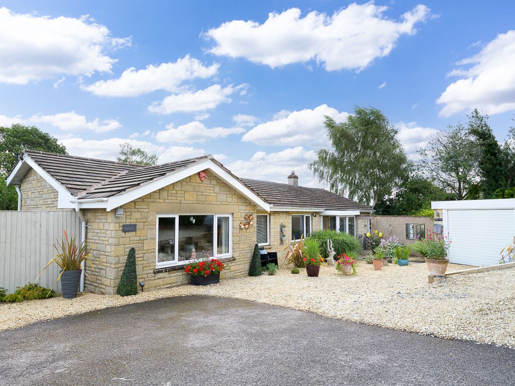 3 bed detached bungalow for sale in Bromsash, RossOnWye HR9, £625,000