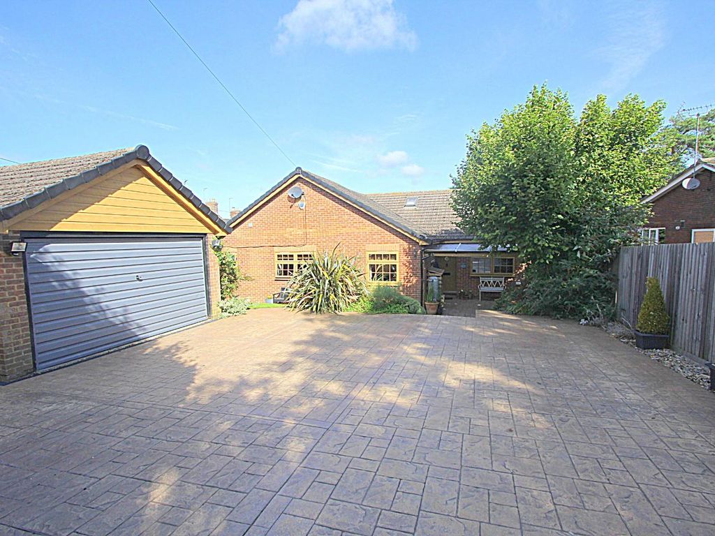 5 bed detached bungalow for sale in Forest Road, Hartwell, Northampton