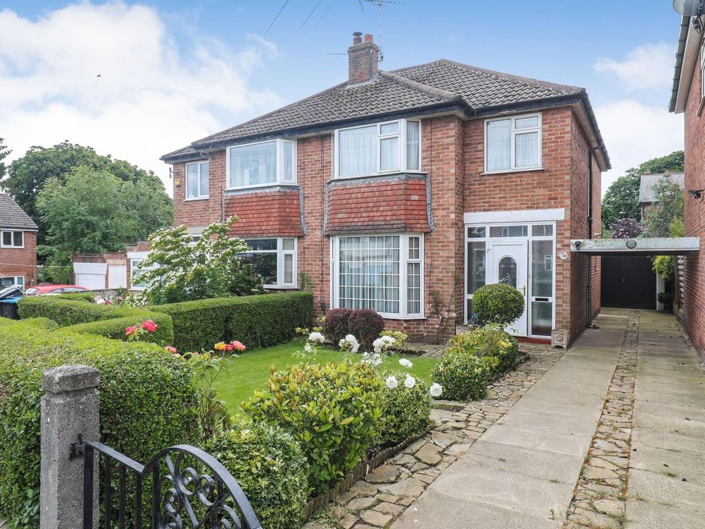 3 bed semidetached house for sale in Kingsley Close, Harrogate HG1, £