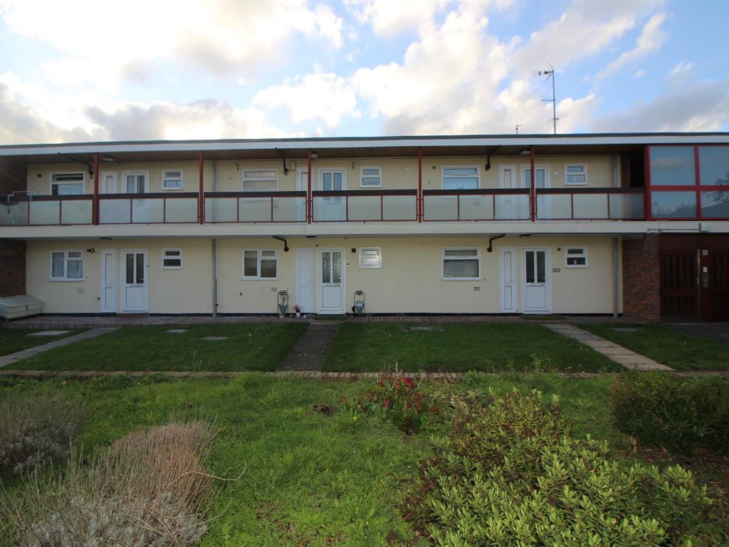 2 bed flat for sale in Wheatcroft, Cheshunt, Waltham Cross EN7 Zoopla