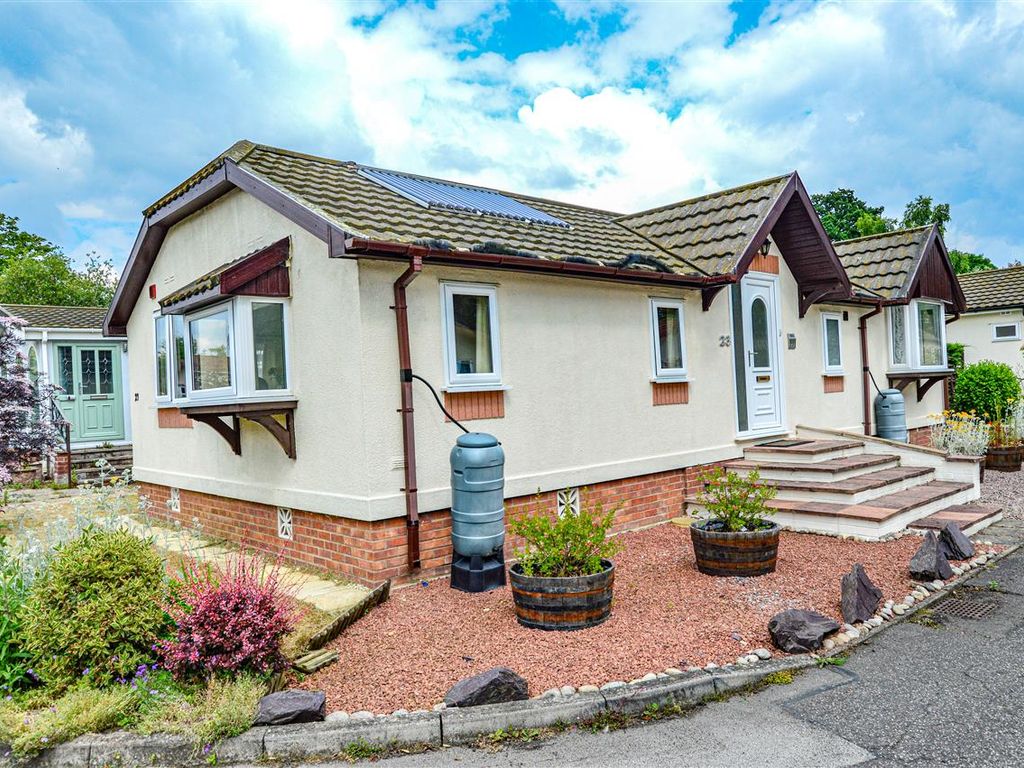 2 bed mobile/park home for sale in The Paddock, Westgate Park, Sleaford