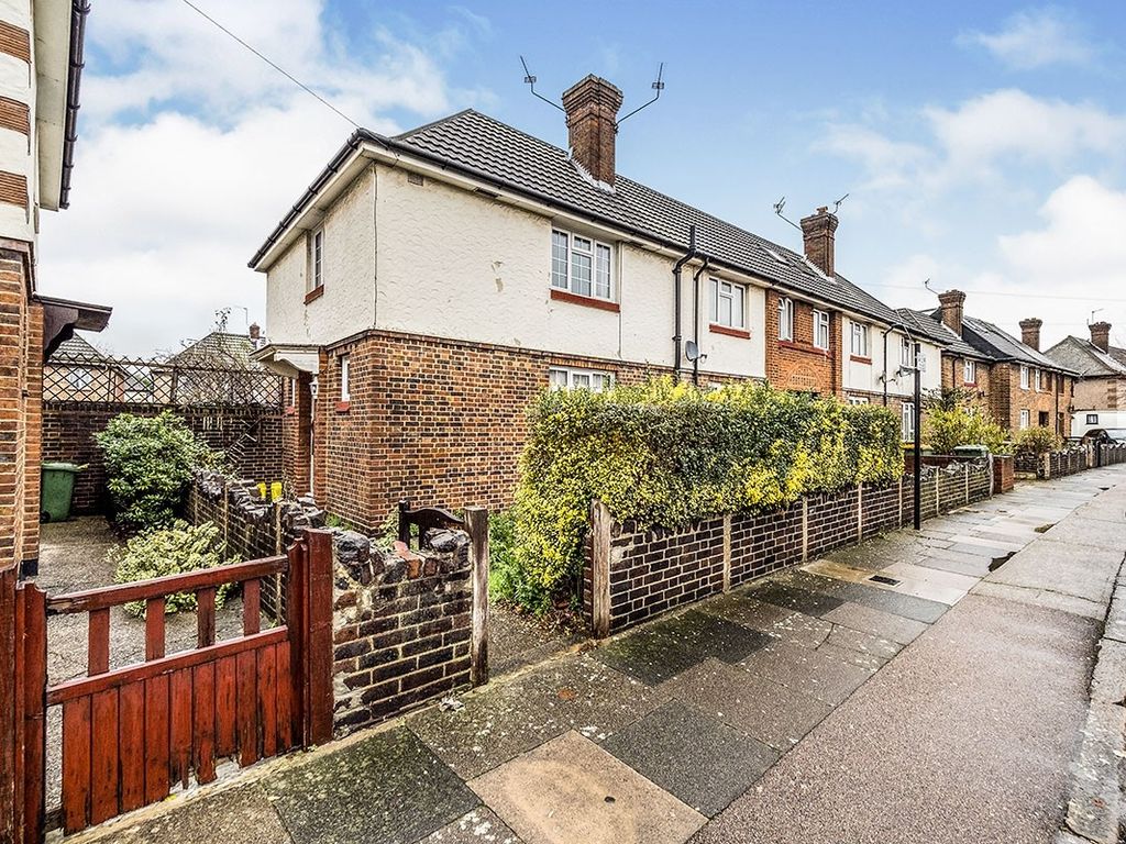 3 bed terraced house to rent in Holborn Road, London E13, £2,100 pcm
