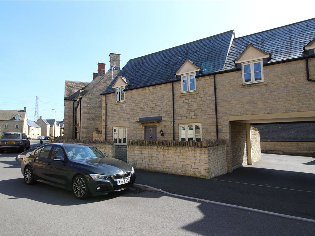 3 bed end terrace house to rent in Moss Way, Cirencester